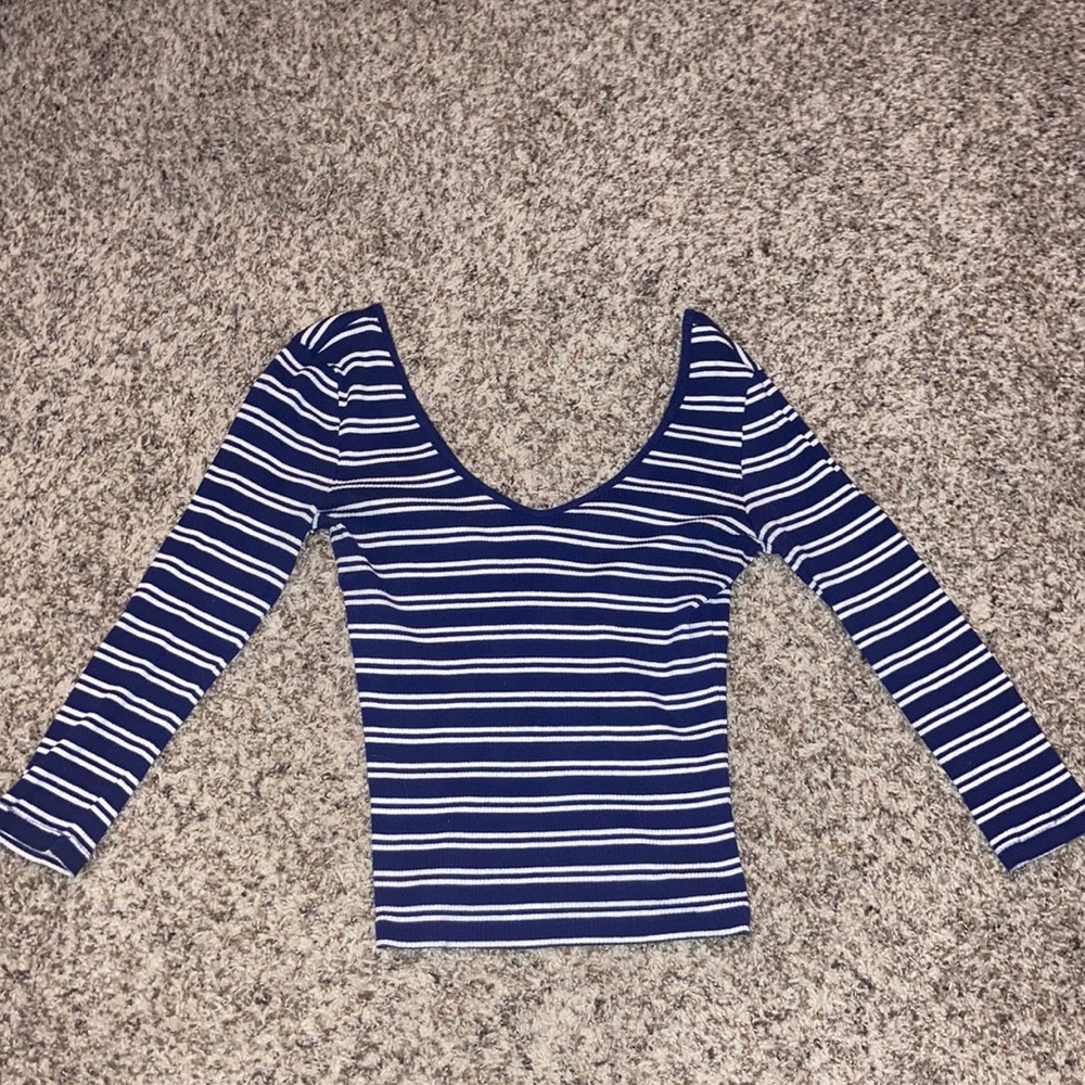 Super cute crop top! Same in front and back.